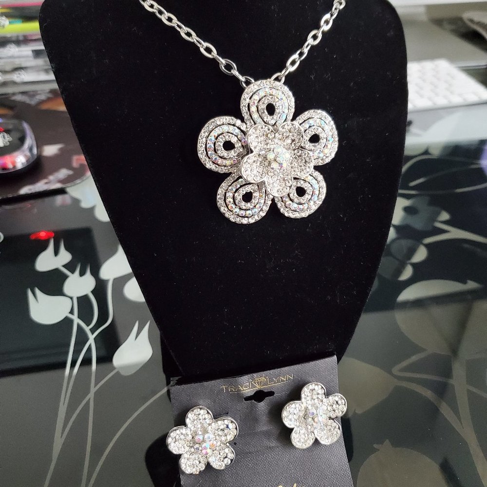 New Boutique Flower Clear Crystal Necklace and Earring Set